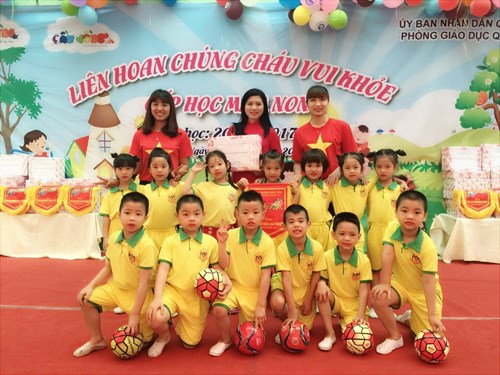 Trường MN Phúc Đồng đã xuất sắc giành giải nhất trò chơi “Lăn bóng qua đường zíc zắc” và giải nhì cuộc thi làm tranh tại liên hoan “Chúng cháu vui khỏe” cấp Quận năm học 2016 - 2017